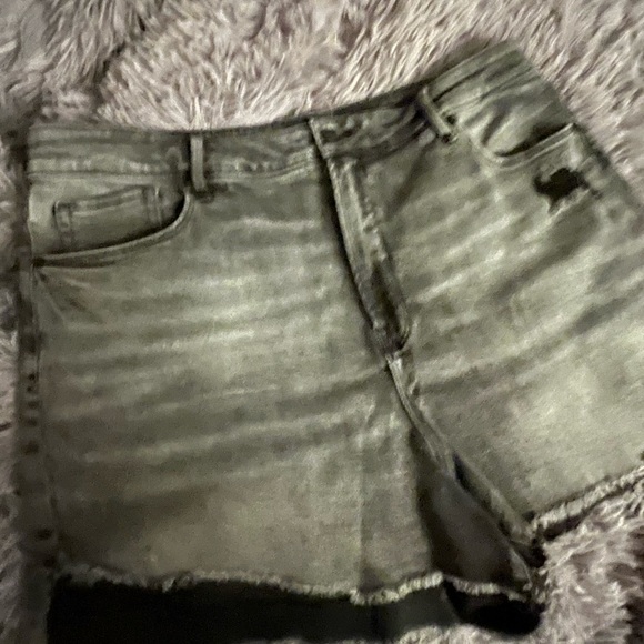 Good American Denim Cutoff Shorts PLUS SIZE - Picture 3 of 6